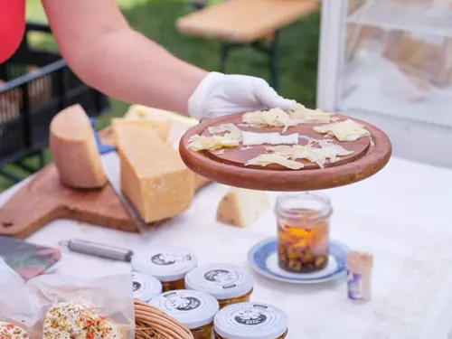 Vánoční mníšecké trhy Najíme se s kluzištěm