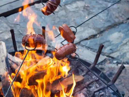 Opékání špekáčků – Farmářský trh Kubáň 2026