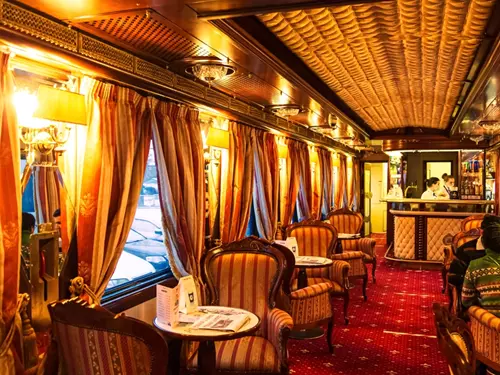 Orient Express v Praze – luxusní vyhlídkový vlak a zážitkové menu s návratem v čase